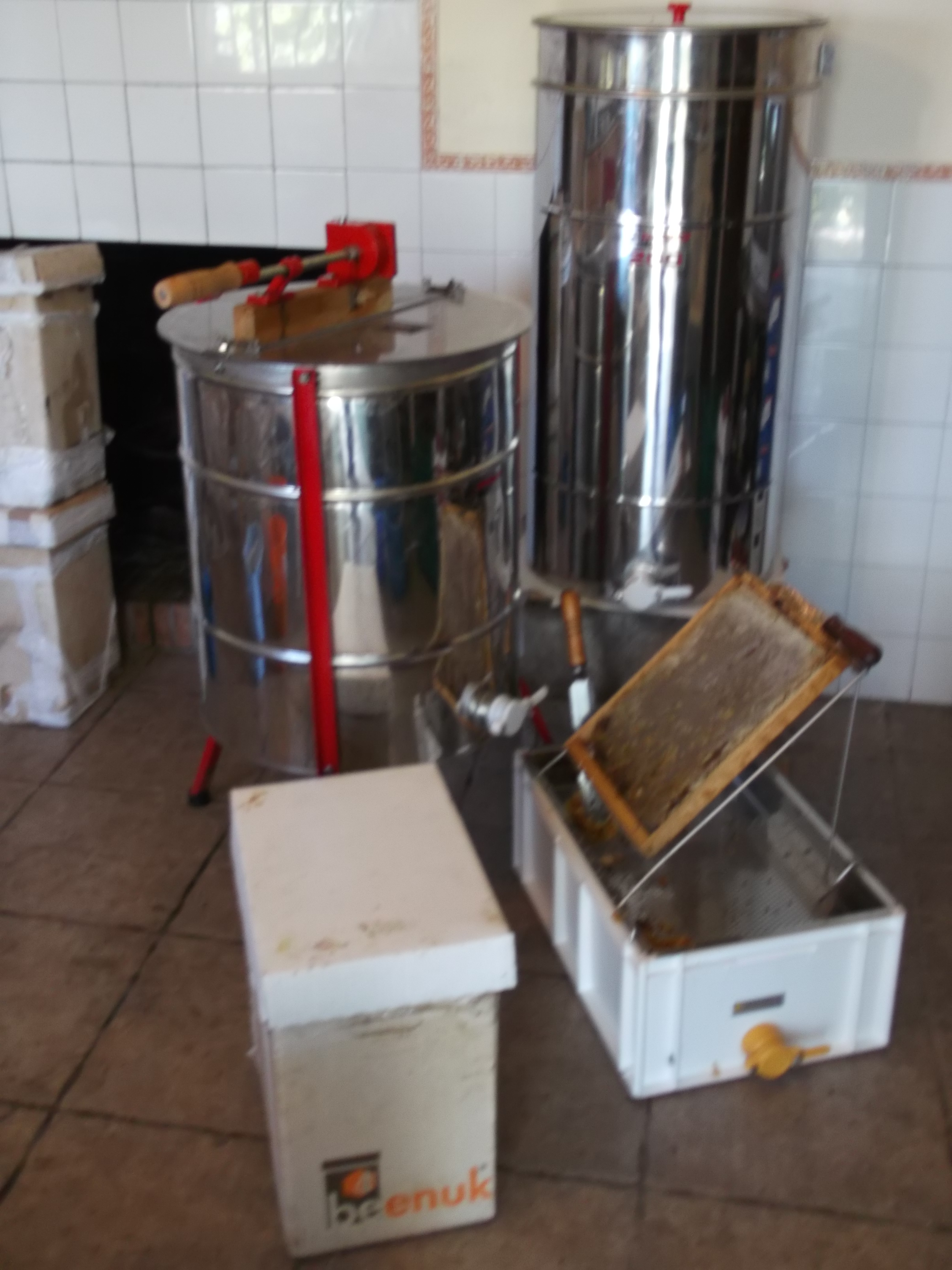 Resultado de imagen de extraccion de miel bee garden